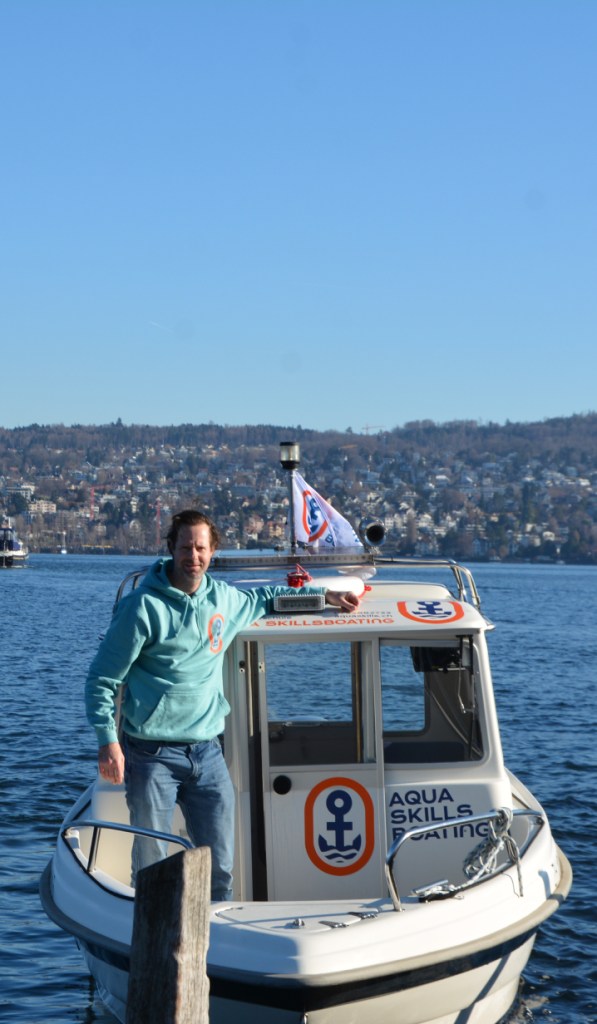 Bootsfahrlehrer Frédéric Meier auf dem Schulboot der Bootsfahrschule AQUA SKILLS Zürich auf dem Zürichsee.